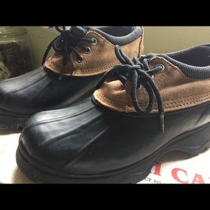 Ladies Bass shoes. Leather upper. Rubber lug sole